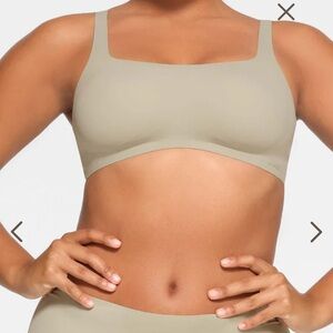 NWT SKIMS Naked Scoop Bra - TALC
